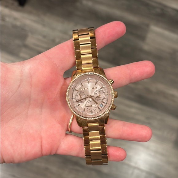 Michael Kors Rose Gold Women's Watch - Picture 5 of 7